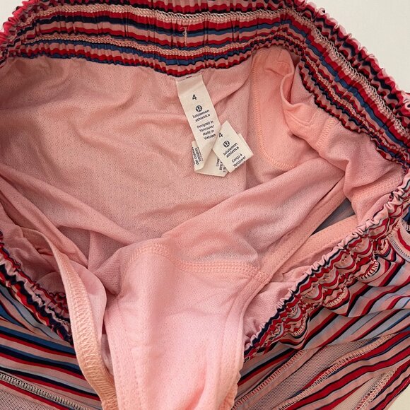 Women's lululemon shorts with liner - Picture 3 of 4